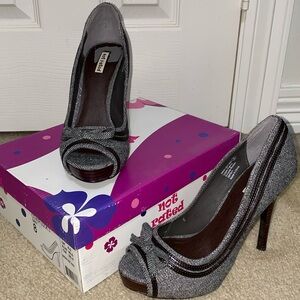 Brand new pep toe grey bow heels